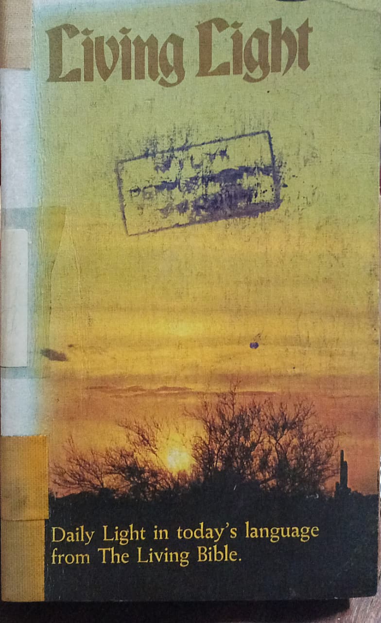 Cover buku LIVING LIGHT