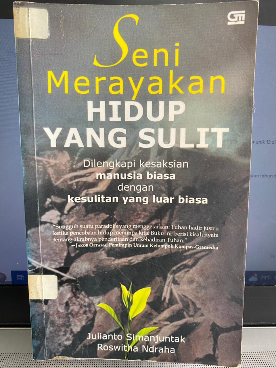 Cover buku Seni Merayakan Hidup Yang Sulit
