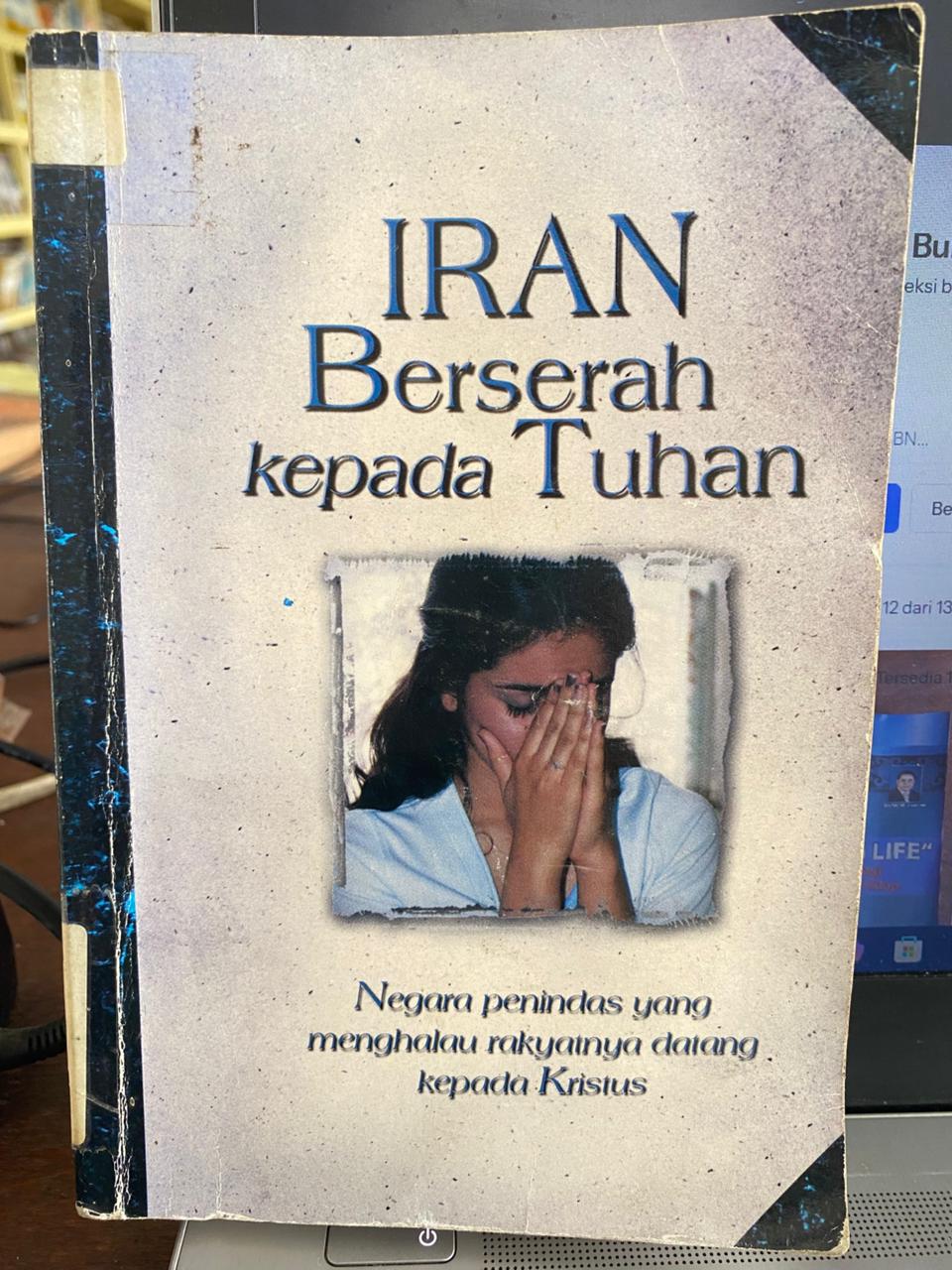 Cover buku Iran Berserah Kepada Tuhan